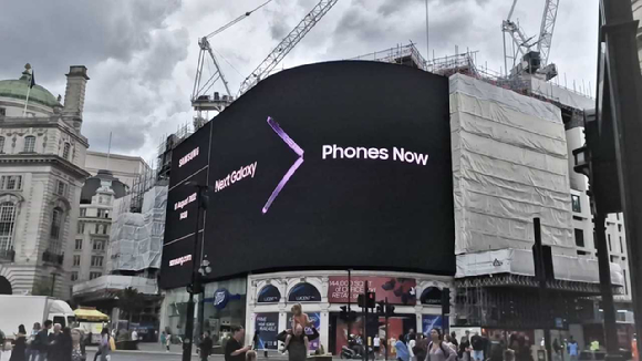 영국 런던 피카딜리 광장의 '갤럭시 언팩 2022' 디지털 옥외 광고 사진 [사진=삼성전자]