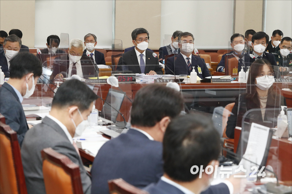 서욱 국방부 장관이 21일 오전 서울 여의도 국회에서 열린 국회 국방위원회 2021년도 종합국정감사에서 여야 의원들의 질의에 답변하고 있다.