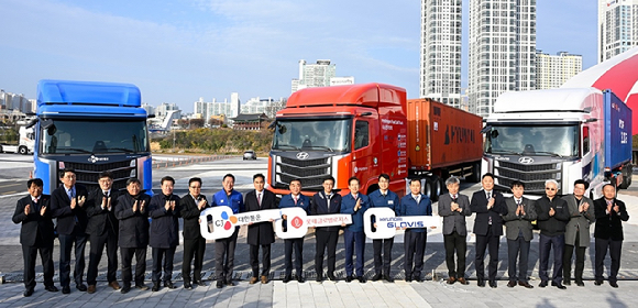 2일 울산시 태화강 국가정원에서 열린 '수소전기 트랙터 화물운송 실증 차량 인도식'에서 김두겸 울산광역시장(왼쪽에서 아홉 번째)을 비롯한 행사 참가자들이 기념사진을 찍고 있다. [사진=CJ대한통운]