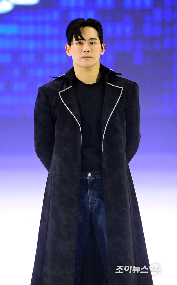 배우 이호원(호야)이 23일 오후 서울 목동아이스링크에서 열린 뮤지컬 '나 혼자만 레벨업 on ICE' 프레스콜에서 기자간담회를 갖고 있다.