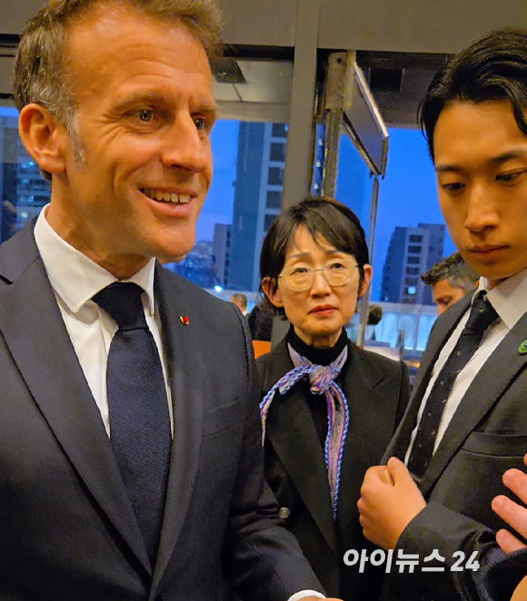 지난 3일 오후 7시 10분경 퐁피두센터 한화를 방문한 에마뉘엘 마크롱 프랑스 대통령. [사진=최란 기자]