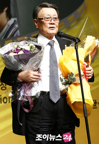 제29회 한국 영화평론가협회상 시상식에서 김수용 감독이 공로영화인상을 수상한 후 소감을 밝히고 있다. [사진=조이뉴스24 포토DB]