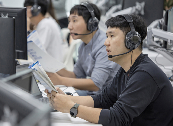 25~26일 삼성직무적성검사 진행을 앞두고 지난 18일 경기 수원 삼성전자 인재개발원에서 삼성전자 감독관들이 응시자 대상 온라인 예비 소집을 진행하는 모습. [사진=삼성]