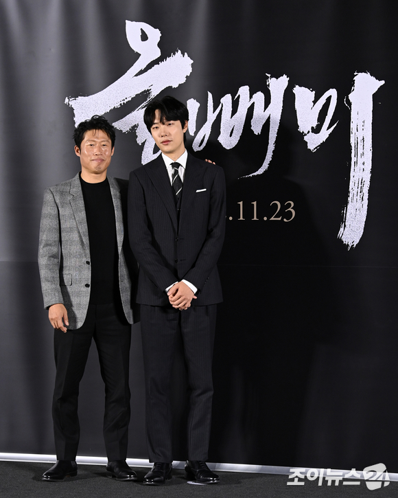 배우 유해진과 류준열이 18일 서울 용산구 CGV 용산아이파크몰에서 열린 영화 '올빼미' 제작보고회에서 포즈를 취하고 있다. [사진=김성진 기자]