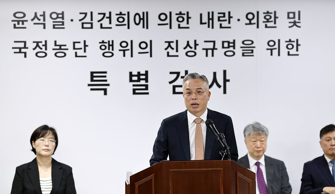 '3대 특검' 수사 잔여 사건을 수사한 권창영 2차 종합특별검사팀이 24일 윤석열 전 대통령과 김건희 여사를 비롯한 58명을 재판에 넘기고 180일간의 수사를 마무리했다.김태효 전 국가안보실 1차장과 김대기 전 대통령비서실장 등이 처음으로 구속기소됐으며, 특검팀은 비상계엄을 저지했다는 평가를 받아 온 홍장원 전 국가정보원 1차장과 조성현 전 수도방위사령부 제1경비단장도 재판에 넘겼다.왼쪽부터 홍장원 전 국정원 1차장, 조성현 전 수방사 1경비단장, 김태효 전 차장, 김대기 전 실장 [사진=연합뉴스]