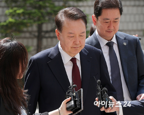 내란 우두머리 혐의로 기소된 윤석열 전 대통령이 12일 서울 서초구 중앙지법에서 오후부터 재개되는 공판에 출석하고 있다. [사진=사진공동취재단]