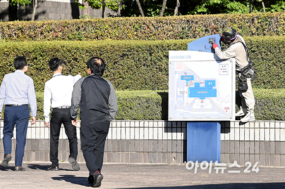 검찰청 폐지와 공소청&middot;중수청 출범을 하루 앞둔 1일 서울 서초구 서울중앙지방검찰청에서 작업자가 공소청 간판을 설치하고 있다. [사진=곽영래 기자]