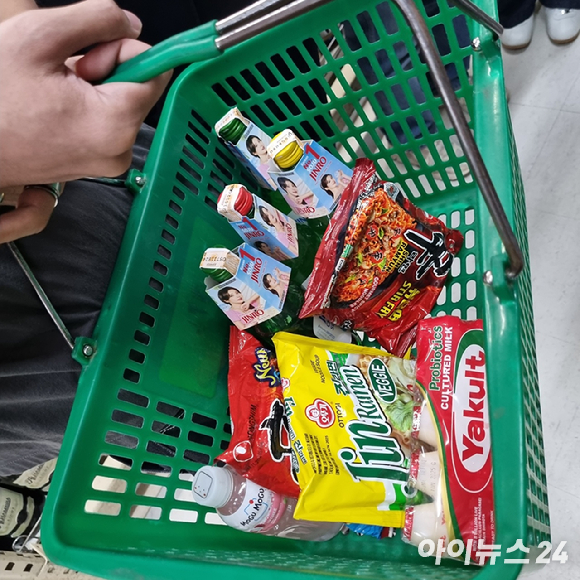 지난 21일 필리핀 마닐라의 도매형 할인점 '퓨어골드' 매장에서 만난 23세 남성 졸로씨의 장바구니. 한국 라면과 소주 등이 담겨 있다. [사진=전다윗 기자]