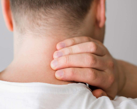 우리 몸의 특정 부위가 유난히 딱딱하게 느껴진다면 단순한 피로가 아니라 건강 이상을 알리는 신호일 수 있다는 설명이 제시됐다. 사진은 AI 생성 이미지로, 본 기사 내용과 무관. [사진=챗GPT]