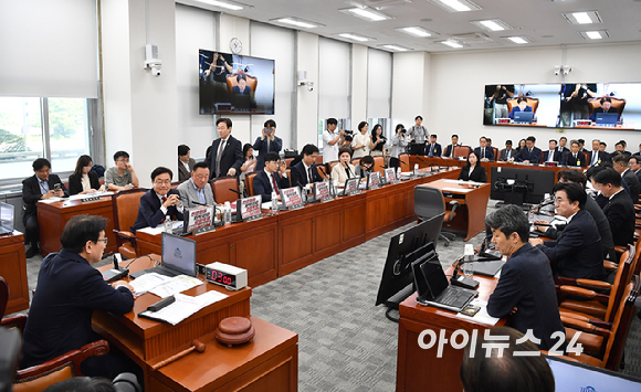 권칠승 행정안전위원장이 18일 서울 여의도 국회에서 열린 행정안전위원회 전체회의에서 회의를 주재하고 있다. [사진=곽영래 기자]