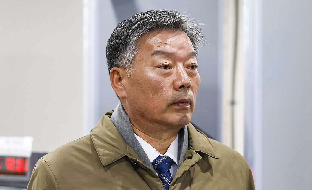 2020년 서해에서 발생한 공무원 피격 사건을 은폐하려 한 혐의로 재판에 넘겨진 박지원 전 국가정보원장이 26일 서울 서초구 중앙지법에서 무죄를 선고받고 법원을 나서며 지지자들에게 인사하고 있다. 2025.12.26 [공동취재] [사진=연합뉴스]