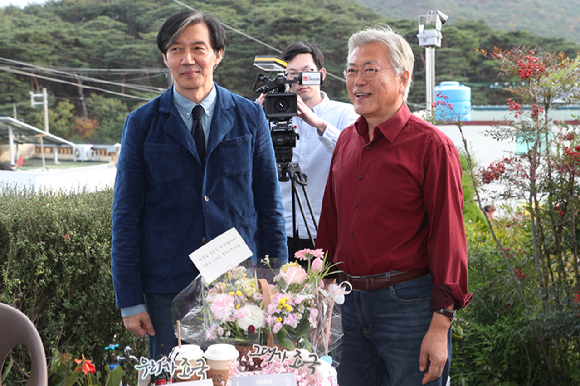 지난 9일 경남 양산시 하북면 평산책방에서 열린 '디케의 눈물' 작가 사인회에서 조국 전 장관(왼쪽)이 문재인 전 대통령과 대화를 하고 있다. [사진=뉴시스]