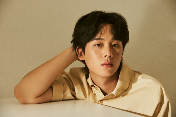 '무빙' 이정하가 인터뷰를 앞두고 사진촬영을 하고 있다. [사진=월트디즈니컴퍼니코리아]