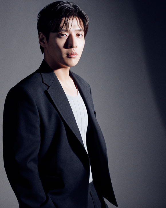 배우 강하늘이 넷플릭스 영화 '84제곱미터' 인터뷰에 앞서 포즈를 취하고 있다. [사진=넷플릭스]