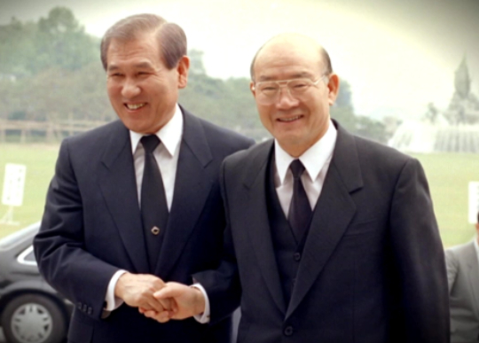 전두환 전 대통령이 노태우 전 대통령과 만나 악수를 하고 있다. [사진=연합뉴스]