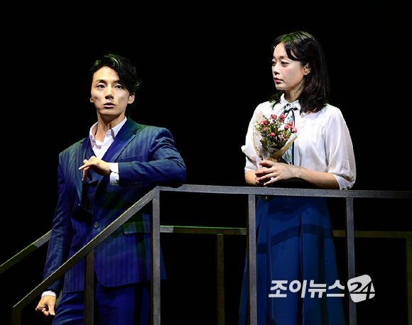 배우 윤시윤과 전소민이 10일 오후 서울 강서구 마곡동 LG아트센터 서울에서 열린 연극 '사의 찬미' 프레스콜에서 열연하고 있다. [사진=정소희 기자]