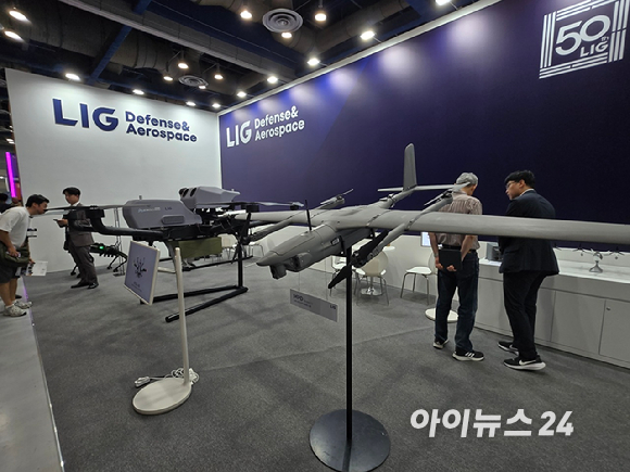 력 중심 구조에서 AI&middot;드론&middot;로봇 기반 유&middot;무인 복합전투체계로 전환하는 모습을 구상한 AI 생성 이미지. [사진=챗GPT]