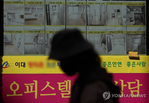 서울의 한 부동산중개업소에 오피스텔 전월세 정보가 붙어 있다. [사진=연합뉴스]
