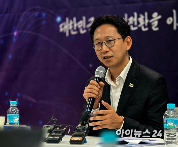 배경훈 과학기술정보통신부 장관이 HJ 비즈니스센터 광화문점에서 기자간담회를 열고 '과학기술·AI 정책 청사진'에 대해 발표하고 있다. [사진=안세준 기자]