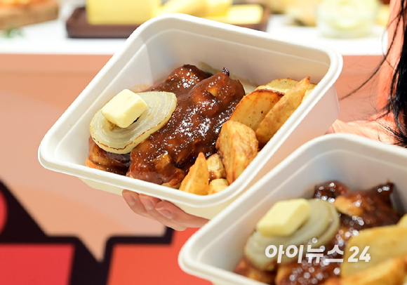 6일 서울시 마포구 잔다리로 굽네 플레이타운에서 모델들이 굽네치킨 신제품 '추추 치킨 스테이크'를 소개하고 있다. [사진=정소희 기자]