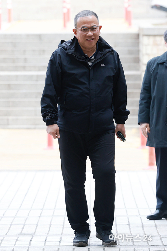 정치 브로커 명태균 씨가 3일 오전 서울 서초구 서울중앙지방법원에서 열린 오세훈 서울시장의 정치자금법 위반 혐의 사건 1심 속행 공판에 증인으로 출석하고 있다. [사진=사진공동취재단]