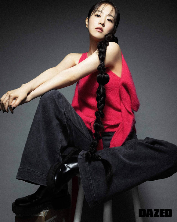 배우 박보영이 화보 촬영에서 포즈를 취하고 있다. [사진=데이즈드]