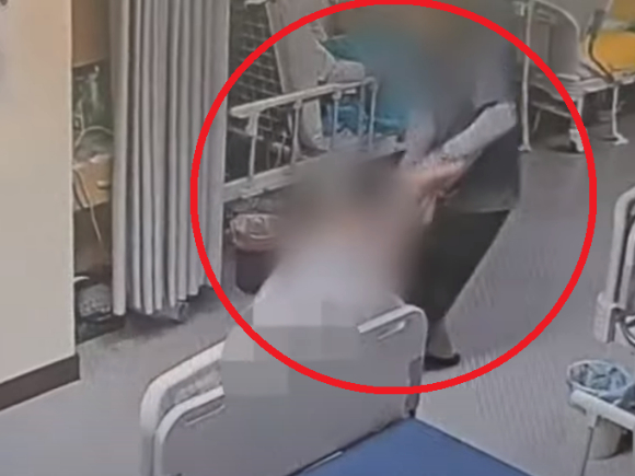 인천 지역 요양병원에서 환자들을 폭행&middot;학대한 정황이 드러난 가운데 해당 병원 측은 "최선을 다한 결과"라는 입장을 밝혀 공분을 사고 있다. 위 사진은 간병인 A씨가 화장실 볼일을 보던 10대 뇌질환 환자를 폭행하는 모습. [사진=KBS 보도화면 캡처]