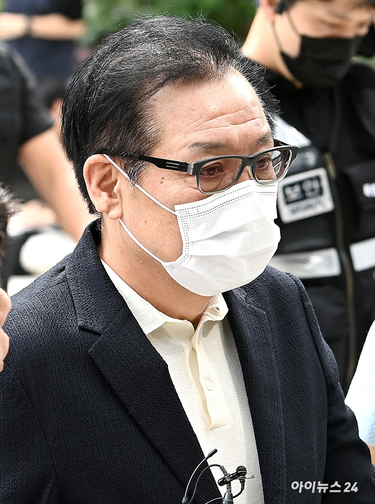 '통일교&middot;공천 청탁 의혹' 건진법사 전성배씨가 지난 8월 18일 오전 서울 종로구에 마련된 김건희 특검팀(특별검사 민중기) 사무실에 출석하고 있다. [사진=곽영래 기자]