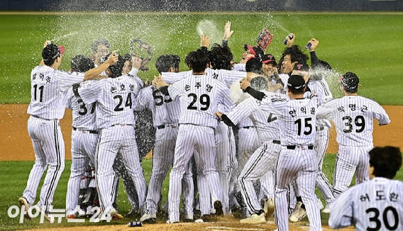 LG는 13일 잠실구장에서 벌어진 2023 신한은행 쏠 KBO KS 5차전에서 KT 위즈를 상대로 6-2로 승리를 거두고 29년 만에 한국시리즈 제패를 했다. LG 선수들이 기뻐하고 있다. [사진=곽영래 기자]