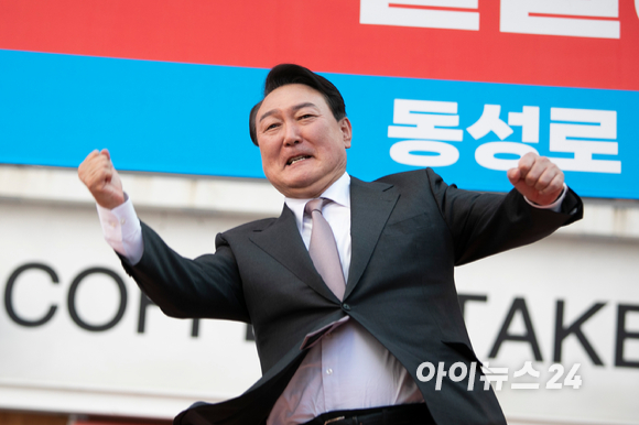 윤석열 대통령 당선인이 12일 오후 대구 동성로를 방문 환영나온 시민들에게 어퍼컷 세레머니를 날리고 있다. [사진=인수위사진기자단]