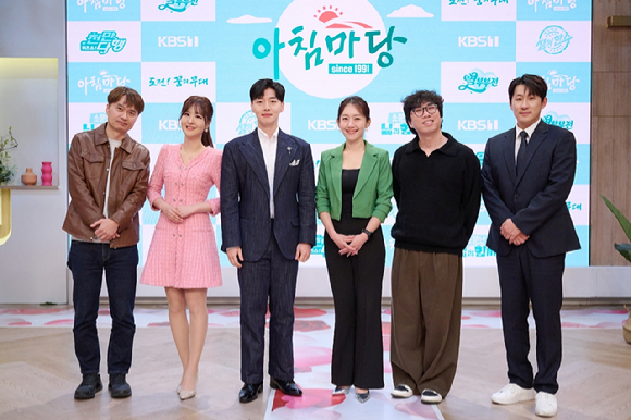 '아침마당' 개편 기자간담회에 참석한 박철규, 엄지인 아나운서 [사진=KBS ]