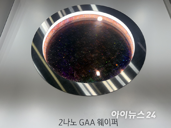 나노코리아 2026 삼성전자 부스에 전시된 2나노 GAA 웨이퍼. [사진=권서아 기자]
