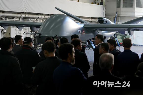 12일 포항 해상에 위치한 해군 독도함에서 실시된 '대형플랫폼 함정 무인기 운용 전투 실험' 에서 미국 제너럴 아토믹스(General Atomics)에서 개발 중인 고정익 무인기 모하비(Mojave)가 이륙을 준비하고 있다. [사진=사진공동취재단]