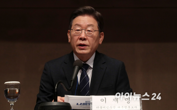 국민의힘 대선 경선 후보인 윤석열 전 검찰총장과 홍준표 의원이 지난해 11월5일 오후 서울 용산구 백범김구기념관에서 열린 제2차 전당대회에 참석하기 위해 행사장으로 이동하고 있다. [사진=국회사진취재단]