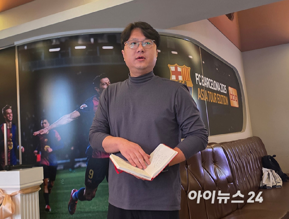 세계식문화과학기술원 장낙훈 상품개발팀장이 22일 서울 BBQ 청계광장점에서 기자들과 만나 '뿜치킹'의 개발 과정에 대해 설명하고 있다. [사진=구서윤 기자]