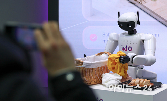2일(현지시간) 스페인 바르셀로나 피라 그란 비아 전시장에서 열린 '모바일 월드 콩그레스(MWC)2026'에서 LG유플러스 부스에서 AI에이전트 '익시오'가 그린 미래를 시연하는 로봇이 빨래를 바구니에 넣고 있다. 2026.03.02. [사진=바르셀로나=사진공동취재단]