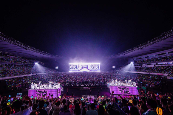 트와이스가 일본 도쿄 아지노모토 스타디움에서 공연을 하고 있다. [사진=JYP엔터테인먼트]