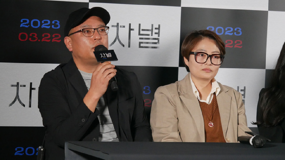 배우 권해효가 8일 오후 부산광역시 해운대구 우동 영화의전당에서 진행된 제26회 부산국제영화제(BIFF) 영화 '당신 얼굴 앞에서' 야외무대인사에서 인사말을 하고 있다. [사진=아이뉴스24 포토DB]