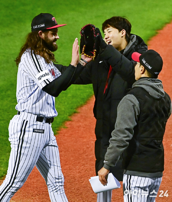 7일 오후 서울 송파구 잠실야구장에서 '2023 KBO 포스트시즌' LG 트윈스와 KT 위즈의 한국시리즈 1차전 경기가 열렸다. 2회초 무사 1,2루 LG 켈리가 문상철의 번트때 내야수들의 삼중살로 이닝을 마친 뒤 더그아웃으로 들어고고 있다. [사진=곽영래 기자]