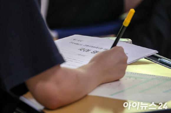 2024학년도 대학수학능력시험(수능)을 두 달여 앞둔 6일 서울 영등포구 여의도여자고등학교에서 한국교육과정평가원의 마지막 모의평가가 실시되고 있다. 이번 모의평가에서는 '킬러 문항(초고난도 문항)' 배제를 공식화한 이후 처음이자 마지막 수능 모의평가다. 위 사진은 기사 내용과 무관함. [사진=공동취재단]