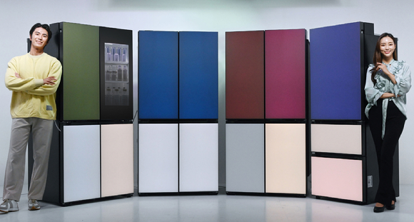 LG전자가 고객이 LG 씽큐 앱에서 원하는 컬러를 선택하면 냉장고 색상은 물론 공간 분위기까지 바뀌는 'LG 디오스 오브제컬렉션 무드업(MoodUp)'을 22일 국내 출시한다. [사진=LG전자]