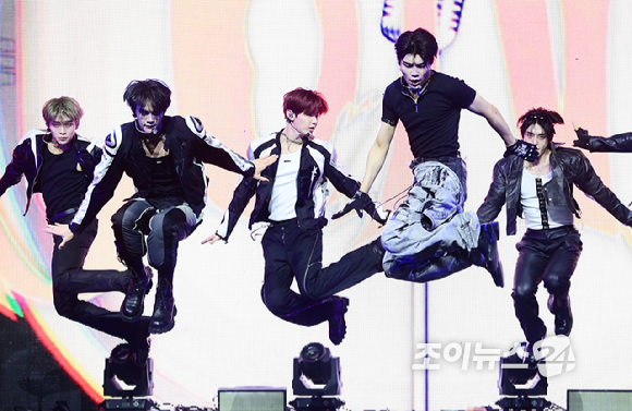 그룹 제로베이스원이 1일 오후 서울 용산구 한남 블루스퀘어에서 열린 제로베이스원(ZEROBASEONE) 정규 1집 '네버 세이 네버(NEVER SAY NEVER)' 쇼케이스에 참석해 타이틀곡 '아이코닉' 무대를 선보이고 있다. [사진=정소희 기자]
