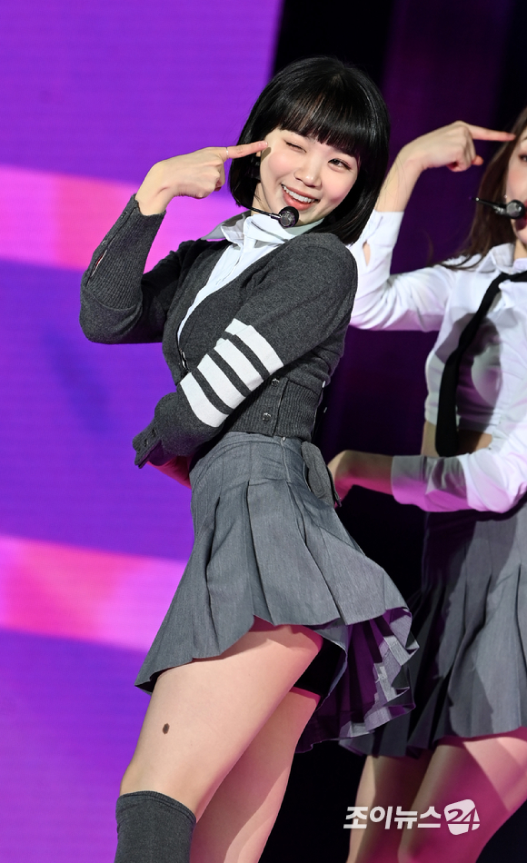 그룹 르세라핌(LE SSERAFIM) 김채원이 2일 오후 서울 중구 장충체육관에서 열린 르세라핌 'FEARLESS' 발매 기념 미디어 쇼케이스에서 멋진 무대를 선보이고 있다. [사진=정소희 기자]