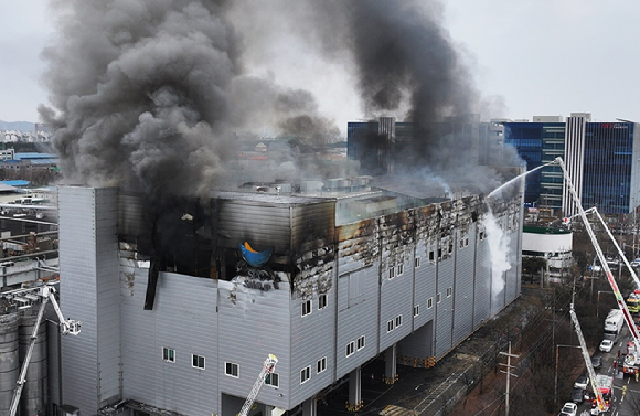 3일 오후 경기도 시흥시 정왕동 SPC삼립 시화공장에서 화재가 발생해 소방관들이 진화작업을 하고 있다. 2026.2.3 [사진=연합뉴스]