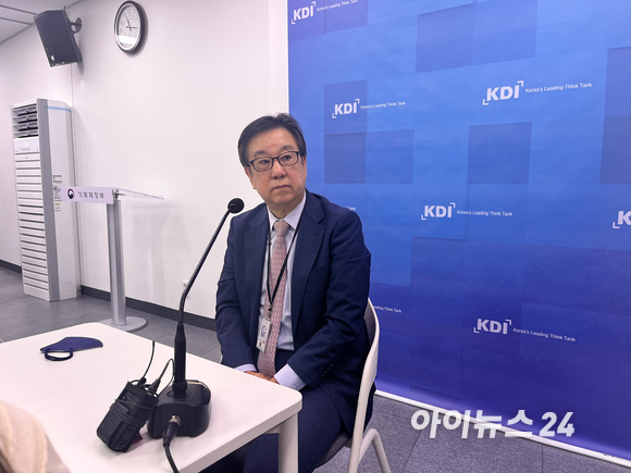 조동철 KDI 원장이 지난 12일 정부세종청사에서 열린 기자간담회에서 기자의 질문을 듣고 있다. [사진=안다솜 수습 기자]