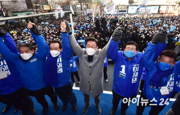 이재명 더불어민주당 대선후보가 22일 오후 경기 부천역 광장에서 '경기도를 넘어 전세계가 부러워하는 대한민국 만들겠습니다!' 부천 유세에서 지지를 호소하고 있다. [사진=국회사진취재단]