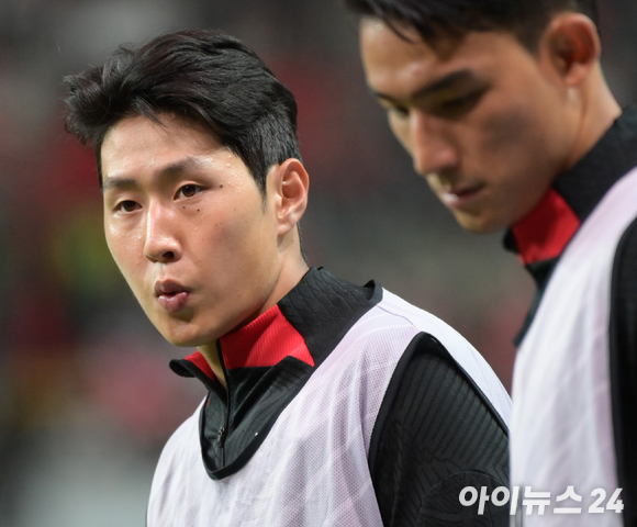 지난달 27일 오후 서울월드컵경기장에서 열린 대한민국과 카메룬 축구 국가대표팀의 친선경기가 펼쳐졌다. 후반 한국 이강인이 몸을 풀며 경기를 지켜보고 있다. [사진=정소희 기자]