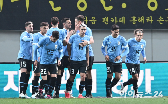 우루과이 마티아스 베시노가 28일 오후 서울월드컵경기장에서 열린 대한민국과 우루과이의 평가전에서 득점을 올린 후 기뻐하고 있다. [사진=김성진 기자]