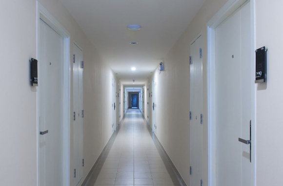 이웃집에 소음 관련 경고를 하기 위해 자신의 문 앞에 둔기를 걸어둔 30대 남성이 경찰 조사를 받고 있다. 본 기사와 무관한 이미지. [사진=픽사베이@SookyungAn]