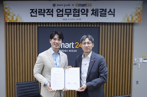 이마트24 최진일 대표이사(오른쪽)와 스노우피크코리아 김남형 대표이사가 17일 서울 성동구 소재 이마트24 본사에서 업무협약식 후 기념촬영을 하고 있다. [사진=이마트24]